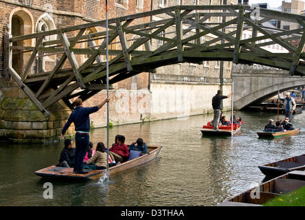 Punting sul fiume Cam i dorsi con ponte matematico Queens College di Cambridge Cambridgeshire England Europa Foto Stock