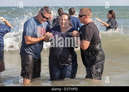 Membri della Cristiana Evangelica Seacoast Chiesa eseguire il battesimo nell'Oceano Atlantico 11 settembre 2011 sull'isola di palme, Carolina del Sud. Foto Stock