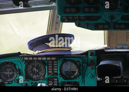 Stölln Germania, Flugkapitaensmuetze nell'abitacolo della IL-62 Lady Agnes Foto Stock