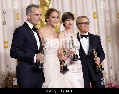 Febbraio 24, 2013 - Hollywood, California, Stati Uniti - Daniel Day Lewis, Jennifer Lawrence, Anne Hathaway & Christoph Waltz in sala stampa presso l'ottantacinquesimo annuale di Academy Awards Dolby Theater. (Immagine di credito: credito: Lisa O'Connor/ZUMAPRESS.com/Alamy Live News) Foto Stock