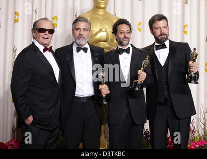 Febbraio 24, 2013 - Hollywood, California, Stati Uniti - Jack Nicholson, George Clooney, Grant Heslov & Ben Affleck in sala stampa presso l'ottantacinquesimo annuale di Academy Awards Dolby Theater. (Immagine di credito: credito: Lisa O'Connor/ZUMAPRESS.com/Alamy Live News) Foto Stock