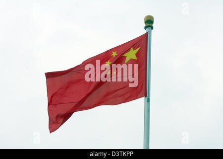 Una bandiera cinese soffia il vento a Piazza Tiananmen, Pechino, Cina, lunedì, 25 settembre 2006. Foto: Alexander Becher Foto Stock