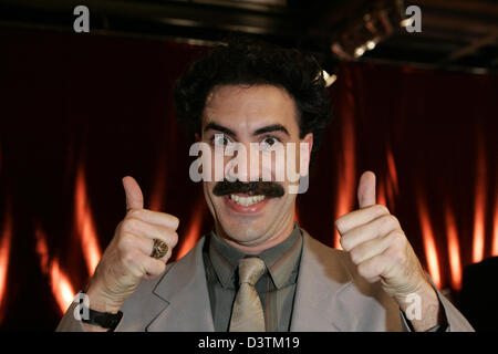 Britisch comico Borat gesti al dopo-show-partito della commedia tedesco Premio 2006 a Colonia, Germania, martedì, 10 ottobre 2006. Il premio è stato conferito per l'ottava volta in otto diverse categorie. Foto: Joerg Carstensen (Attenzione: periodo di bloccaggio per l'annunciazione di vincitori del premio dura fino a venerdì, 13 ottobre 2006, 23:30). Foto Stock
