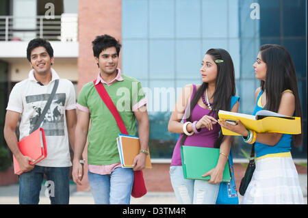 Gli studenti universitari a piedi nel campus universitario Foto Stock