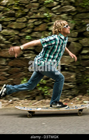 Lo skateboard in salita a bassa sezione, Sant Agnese, Cornwall, Regno Unito Foto Stock