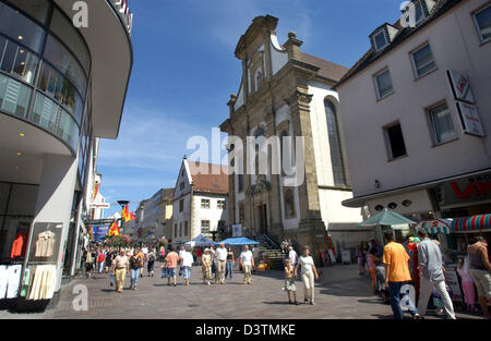 (Dpa file) - l'immagine mostra la Franziskanerkirche (chiesa) a Paderborn, Germania, 15 luglio 2006. La sua facciata è stata decorata da Antonio Petrini da Trient. La chiesa è collegata ad una abitata ancora Monastero Francescano. Foto: Horst Ossinger Foto Stock