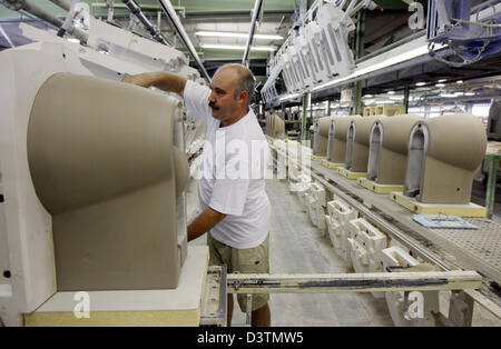 Un dipendente di Duravit AG prende un sedile di gabinetto dal suo stampo di colata in Hornberg, Germania, 15 settembre 2006. Duravit AG produce ceramica sanitaria, stanza da bagno e accessori e stanza da bagno e mobili. Foto: Patrick Seeger Foto Stock