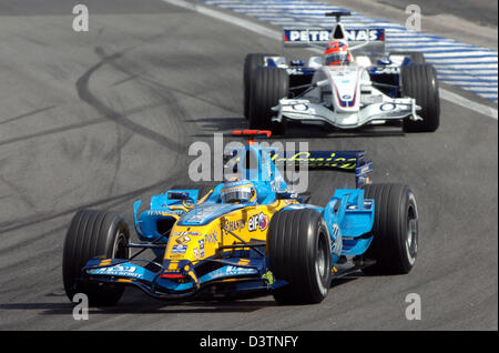 Spagnolo di Formula Uno Pilota Fernando Alonso (anteriore) del team Renault F1 ha visto in azione davanti al polacco Robert Kubica (posteriore) della BMW Sauber F1 team durante la sessione di qualifica in autodromo di Interlagos vicino a Sao Paulo, Brasile, Sabato, 21 ottobre 2006. Schumacher si è ritirato dalla sessione di qualifica e partirà da luogo a dieci. Raikkonen ha ottenuto il secondo miglior tempo. Il Foto Stock