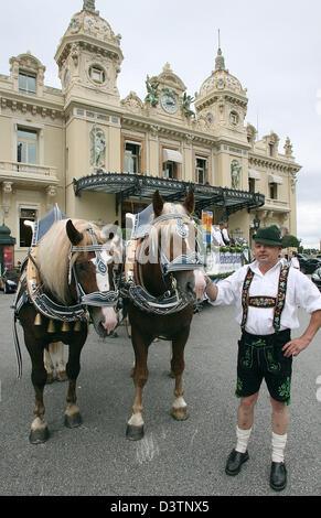 (FILE) - La mostra fotografica di tradizionali bavaresi carrozza di fronte al Casinò di Monte Carlo, Monaco, sabato, 21 ottobre 2006. Monte Carlo celebra un 'Oktoberfest' dal 21 fino al 29 ottobre 2006. Foto: Volker Dornberger Foto Stock