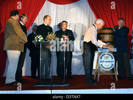 (FILE) - Conte Albert II di Monaco celebra insieme con la delegazione bavarese al 'Oktoberfest' presso il Cafe de Paris a Monte Carlo, Monaco, sabato, 21 ottobre 2006. Monte Carlo celebra un 'Oktoberfest' dal 21 fino al 29 ottobre 2006. Foto: Volker Dornberger Foto Stock