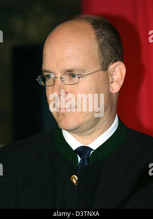 (FILE) - Conte Albert II di Monaco celebra mostrato al 'Oktoberfest' presso il Cafe de Paris a Monte Carlo, Monaco, sabato, 21 ottobre 2006. Monte Carlo celebra un 'Oktoberfest' dal 21 fino al 29 ottobre 2006. Foto: Volker Dornberger Foto Stock