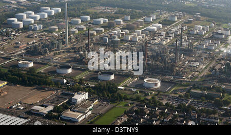 Vista aerea del gigante cisterne di una raffineria in Weeseling, Germania, 21 ottobre 2006. La raffineria è collegata con i porti di Wilhelmshaven e Rotterdam via pipeline e utilizzato dalle principali industrie chimiche aziende come Degussa, Baselli e Shell. Foto: Felix Heyder Foto Stock