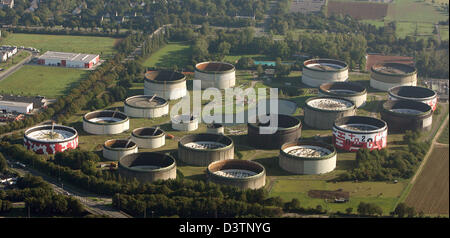 Vista aerea del gigante cisterne di una raffineria in Weeseling, Germania, 21 ottobre 2006. La raffineria è collegata con i porti di Wilhelmshaven e Rotterdam via pipeline e utilizzato dalle principali industrie chimiche aziende come Degussa, Baselli e Shell. Foto: Felix Heyder Foto Stock