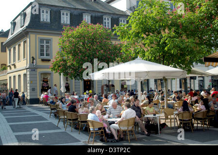 (Dpa file) - l'immagine dating 2006 mostra una ben frequentato cafe in Bruehl, Germania. Foto: Hermann Josef Woestmann Foto Stock