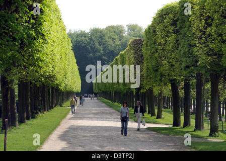 (Dpa file) - l'immagine dating 2006 mostra i visitatori su un evenue nel parco di Augustusburg palace in Bruehl, Germania. Il rococò capolavoro palazzo era la residenza preferita di elettore e arcivescovo di Colonia Joseph Clemens August di Wittelsbach. La UNESCO di cui la zona come mondo sito culturale nel 1984. Foto: Hermann Josef Woestmann Foto Stock
