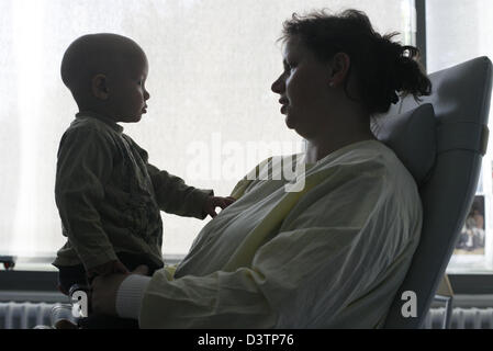 Due-anno-vecchio Justing, che soffre di cancro, gioca con la sua madre presso l'ospedale universitario di Francoforte sul Meno, Germania, giovedì 26 ottobre 2006. Foto: Frank può Foto Stock