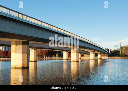 Il Commonwealth Avenue ponte che collega Canberra oltre il Lago Burley Griffin. Canberra, Australian Capital Territory, Australia Foto Stock