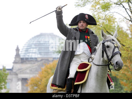 Noi Mark Schneider pone vestito da Napoleone presso il Palazzo del Reichstag a Berlino, in Germania, sabato, 28 ottobre 2006. 'Napoleone e 200 soldati francesi' passare la Porta di Brandeburgo in divise storiche in occasione del bicentenario di Napoleone di entrare a Berlino il 27 ottobre 1806 dopo aver sconfitto la Prussia nella doppia Battaglia di Jena e di Auerstedt. La manifestazione è organizzata dalla "Historial Foto Stock