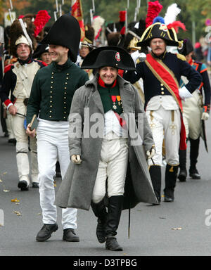 Noi Mark Schneider, travestiti da Napoleone e le sue truppe a piedi i cavalli presso la Porta di Brandeburgo di Berlino, Germania, sabato, 28 ottobre 2006. 'Napoleone e 200 soldati francesi' passare la Porta di Brandeburgo in divise storiche in occasione del bicentenario di Napoleone di entrare a Berlino il 27 ottobre 1806 dopo aver sconfitto la Prussia nella doppia Battaglia di Jena e di Auerstedt. Foto Stock