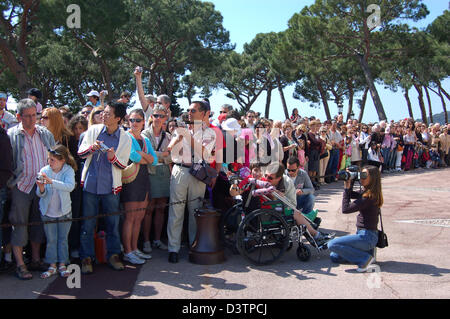 (Dpa) file - i turisti osservare il cambiamento delle protezioni che si svolgono ogni giorno alle 11:55 presso il Palais du Prince in Monte Carlo, Monaco, aprile 2006. Foto: Uwe Gerig Foto Stock