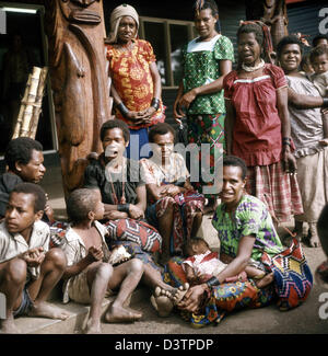 (Dpa - file) - l'immagine non datata mostra un gruppo di completamente vestito di persone su una strada di Goroka, Papua Nuova Guinea. La popolazione di Papua Nuova Guinea, costituita principalmente da Papuas, è molto diversificato. Il Papuas sono cacciatori raccoglitori e coltivare colture come yam, la manioca e le banane. Arco e frecce sono ancora in uso come sono gli assi di pietra e bastoni di scavo. I suini sono molto importanti come dom Foto Stock