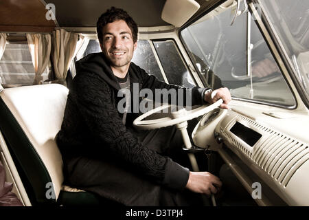 Driver in VW camper, Sant Agnese, Cornwall, Regno Unito Foto Stock