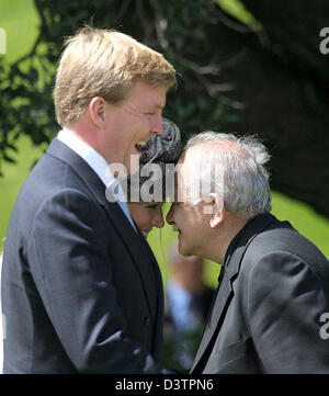 Crownprince Willem-Alexander dei Paesi Bassi (L) è accolto a Wellington, Nuova Zelanda, Martedì, 31 ottobre 2006. Presso la Casa del governo olandese la coppia reale fu accolto con hongis (un bacio dal naso), una cerimonia Maori (Powhiri). Foto: Albert Nieboer (PAESI BASSI) Foto Stock