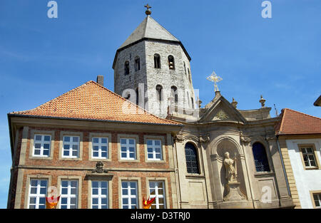 (Dpa file) - l'immagine mostra il casthedral piazza con la casa Gleseker (L) e st Ulrich Gau chiesa in Paderborn, Germania, 15 luglio 2006. La casa Gleseker guerra state edificate nel 1723 e la chiesa di San Ulrico Gau Chiesa è una basilica romanica risalente al XII secolo. La facciata barocca fu in seguito costruito da Franz Christoph Nagel dal 1746 al 1749. Foto: Horst Ossinger Foto Stock