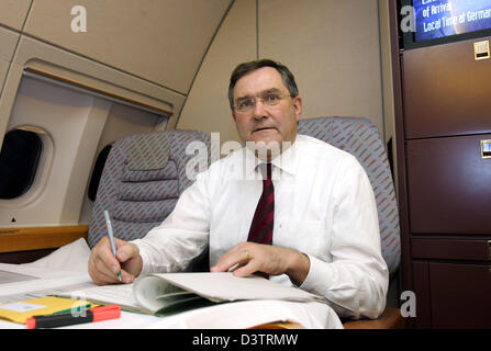 Il tedesco il Ministro della difesa Franz Josef Jung mostrato al lavoro nel suo vano a bordo del German Airforce Airbus A310, Berlino, Giovedì, 2 novembre 2006. Egli era il suo modo da Berlino a Beirut in Libano. Foto: Gero Breloer Foto Stock