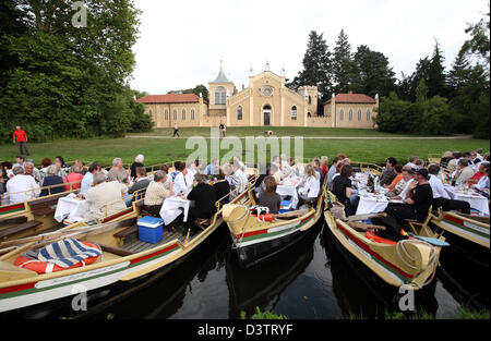 Woerlitz, Germania, i visitatori possono cenare in gondole davanti la casa gotica Foto Stock