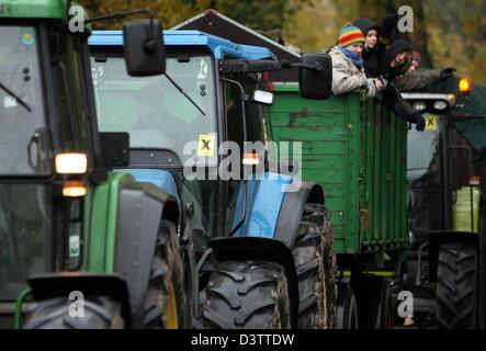 Gli attivisti anti-nucleari protestare con un convoglio di trattore contro un trasporto di ricino in Gorleben, in Germania, sabato, 11 novembre 2006. Ruote piroettanti riempito con radio-attiva gli elementi di combustibile sono attualmente sul loro modo dall'impianto di ritrattamento di La Hague (Francia) e programmate di arrivare all'impianto di alimentazione in Gorleben stasera. Anche se gli attivisti hanno pianificato varie protesta activitie Foto Stock