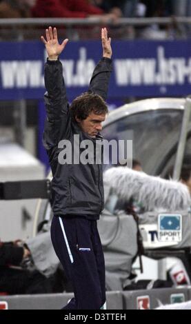 Amburgo è capo allenatore Thomas Doll gesti al la linea laterale durante la Bundesliga per il match contro il Borussia Moenchengladbach a AOL Arena di Amburgo, in Germania, sabato, 11 novembre 2006. Foto: Ulrich Perrey Foto Stock