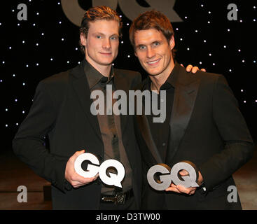 Internazional-tedesca Marcell Jansen (L) e Sebastian Kehl (R) sorriso con il "dell'anno 2006' categoria Sport a nome della nazionale tedesco di lato dalla rivista "GQ Gentlemen's trimestrale " a Monaco di Baviera, Germania, giovedì 16 novembre 2006. È l'ottavo tempo che gli uomini della rivista riconoscimenti riconoscimenti agli uomini di sport, moda, business, musica, la televisione o il cinema. Foto: Ursula D Foto Stock