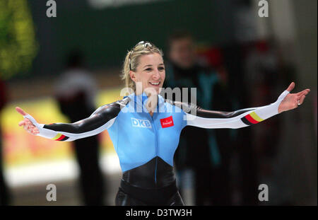 Velocità tedesco skater Anni Friesinger cheers dopo la vittoria delle donne mille metri di concorrenza del pattinaggio di velocità di coppa del mondo a Berlino, Germania, 19 novembre 2006. Foto: Gero Breloer Foto Stock