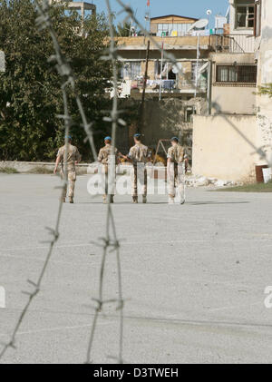 Vista attraverso una recinzione barbwire sui soldati dell'UNFICYP tra la parte greca e la parte turca di Nicosia, Cipro, 15 novembre 2006. L'isola e la città sono stati divisi dopo l'invasione dell'esercito turco dispossessing Arcivescovo e Presidente Makarios nel 1974 uccidendo 6.000 persone. Foto: Achim Scheidemann Foto Stock