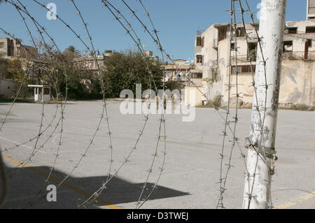 Vista attraverso una recinzione barbwire sui soldati dell'UNFICYP tra la parte greca e la parte turca di Nicosia, Cipro, 15 novembre 2006. L'isola e la città sono stati divisi dopo l'invasione dell'esercito turco dispossessing Arcivescovo e Presidente Makarios nel 1974 uccidendo 6.000 persone. Foto: Achim Scheidemann Foto Stock