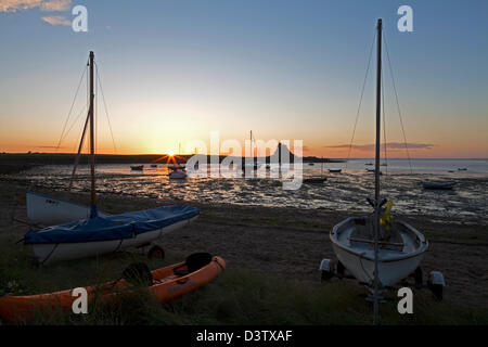 Una vista di Lindisfarne Castle all'alba sul Santo Isola di Lindisfarne in Northumberland Foto Stock