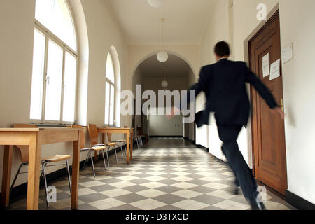 La foto mostra un groom presso l'ufficio di stato civile fretta verso la stanza in cui il matrimonio cerimonia avviene a Bochum, Germania, 08 settembre 2006. Foto: Heiko Wolfraum Foto Stock