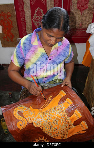 Tradizionali di realizzazione dei Batik, Kandy, Sri Lanka Foto Stock