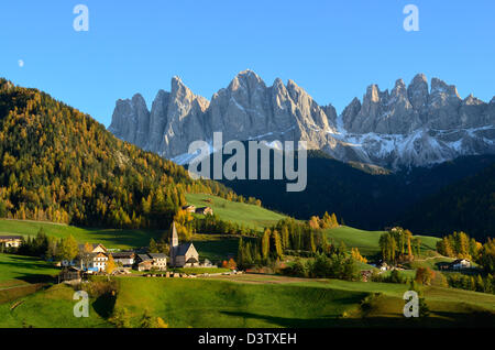 Santa Maddalena o Santa Maddalena con la sua caratteristica chiesa di fronte alla o Geisler Odle Dolomiti picchi di montagna. Foto Stock