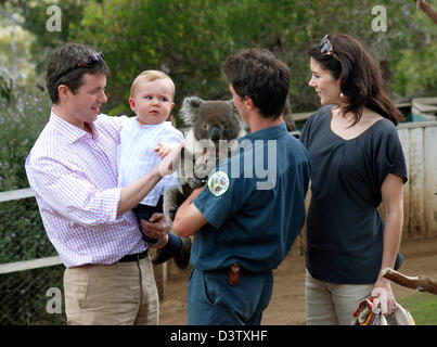 (R-L) Principessa Maria di Danimarca, un zookeeper, Crown Prince Frederik di Danimarca e il loro figlio Principe cristiani come un koala nel Parco di Bonorong nella periferia nord della maggiore area di Hobart, Australia, 24 novembre 2006. Essi sono per una visita privata a Tasmania, Australia. Foto: Albert Nieboer (PAESI BASSI) Foto Stock