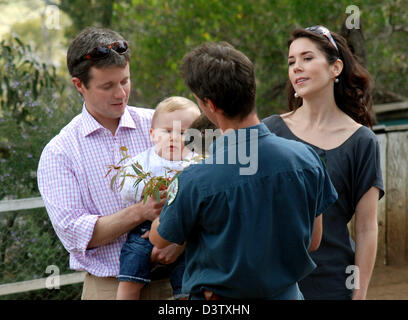 (R-L) Principessa Maria di Danimarca, un zookeeper, Crown Prince Frederik di Danimarca e il loro figlio Principe cristiani come un koala nel Parco di Bonorong nella periferia nord della maggiore area di Hobart, Australia, 24 novembre 2006. Essi sono per una visita privata a Tasmania, Australia. Foto: Albert Nieboer (PAESI BASSI) Foto Stock