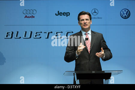 Marca VW presidente Wolfgang Bernhard detiene una parola sul diesel BLUETEC iniziativa da Mercedes-Benz, Audi Volkswagen e Jeep il Kodak Theatre di Los Angeles, Stati Uniti d'America, Martedì, 28 novembre 2006. Le quattro società desidera introdurre il marchio BLUETEC specialmente per le automobili ecologiche e SUV con motori diesel. Foto: Uli Deck Foto Stock