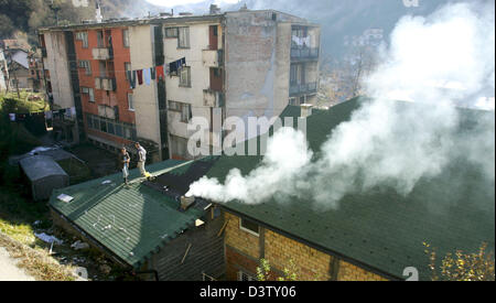 La foto mostra una vista su Srebrenica con una difficoltà a più piani casa residenziale e un camino per fumatori, Bosnia e Erzegovina, 15 novembre 2006. Srebrenica è situato al confine con la Serbia. Della città per numero di abitanti scesero a 21.000, principalmente Serbi e profughi serbi dalla Federazione Bosnian-Croatian. La città imposta la triste scena per il massacro nel luglio 1995, quando Foto Stock