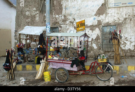 Due biciclette sono rimodellata per street negozi di Ollantaytambo, Perù, 22 maggio 2004. Il paese ospita la stazione ferroviaria di lasciare la città Inca di Machu Picchu. Foto: Ursual Dueren Foto Stock