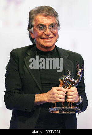 Stilista italiano Roberto Cavalli è raffigurato con i bambi ha ricevuto nella categoria moda presso la cerimonia di premiazione del 58th Bambi Media Award a Stoccarda, Germania, giovedì 30 novembre 2006. Foto: Bernd Weissbrod Foto Stock