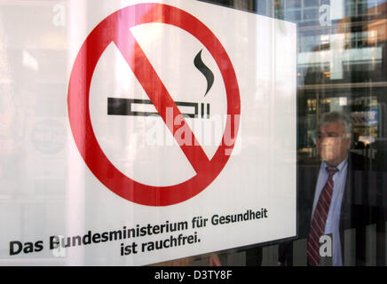 Un non-fumatori segno si blocca all'ingresso del Ministero della sanità di Berlino, Germania, Venerdì, 01 dicembre 2006. I cristiano-democratici (CDU) e i Socialdemocratici (SPD) hanno convenuto su una migliore protezione dei non fumatori. Il compromesso prevede un generale divieto di fumo nei ristoranti, edifici pubblici e mezzi di trasporto così come negli ospedali. Foto: Gero Breloer Foto Stock