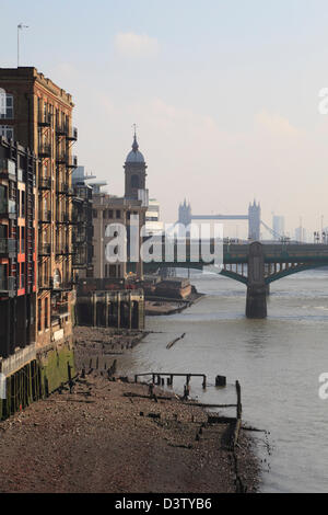 Convertito depositi lungo le rive del fiume Tamigi Londra Inghilterra REGNO UNITO GB Foto Stock