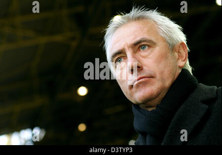 Dortmund allenatore Bert van Marwijk mostrato prima della Bundesliga corrispondono BVB Borussia Dortmund vs VfL Wolfsburg al Signal Iduna stadium di Dortmund, Germania, sabato 2 dicembre 2006. Van Marwijk rischia di lasciare il club. Foto: Felix Heyder (ATTENZIONE: periodo di bloccaggio! Il DFL permette l'ulteriore utilizzazione delle immagini nella IPTV, servizi di telefonia mobile e altri nuovi technolog Foto Stock