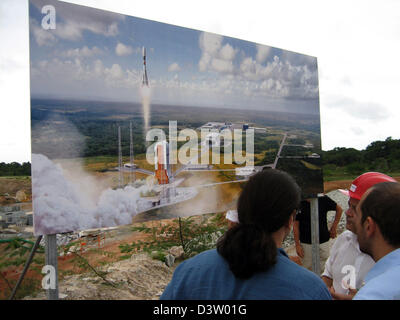 (Dpa file) - La foto mostra un grande cartellone di informare circa un futuro lancio del razzo sito al spaceport europeo a Kourou (Guiana francese, 1 dicembre 2006. Il 21 novembre 2008 un russo Sojus rocket verrà lanciato dal nuovo sito per la prima volta. Foto: Hanns-Jochen Kaffsack Foto Stock